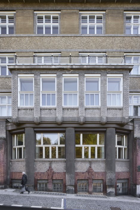 Laichterův dům na pražských Vinohradech patří k nejvýznamnějším stavbám Jana Kotěry. Studio Other Projects v něm zrekonstruovalo čtyři byty tak, aby nepůsobily jako muzeum první republiky, ale jako současné interiéry s respektem k historii. Původní omítky, obnovené šablonové výmalby, autorský nábytek i výrazné barevné akcenty vytvářejí novou vrstvu domu, jehož příjmy z pronájmů dnes pomáhají financovat obnovu historických prostor.