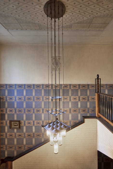 Laichterův dům na pražských Vinohradech patří k nejvýznamnějším stavbám Jana Kotěry. Studio Other Projects v něm zrekonstruovalo čtyři byty tak, aby nepůsobily jako muzeum první republiky, ale jako současné interiéry s respektem k historii. Původní omítky, obnovené šablonové výmalby, autorský nábytek i výrazné barevné akcenty vytvářejí novou vrstvu domu, jehož příjmy z pronájmů dnes pomáhají financovat obnovu historických prostor.
