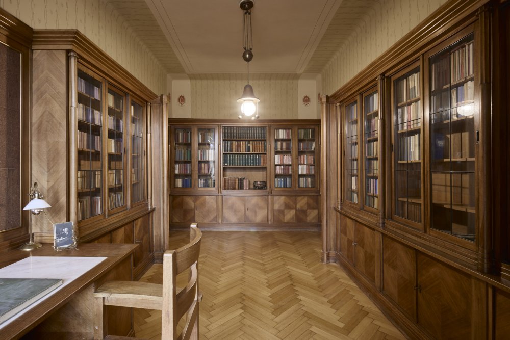 Laichterův dům na pražských Vinohradech patří k nejvýznamnějším stavbám Jana Kotěry. Studio Other Projects v něm zrekonstruovalo čtyři byty tak, aby nepůsobily jako muzeum první republiky, ale jako současné interiéry s respektem k historii. Původní omítky, obnovené šablonové výmalby, autorský nábytek i výrazné barevné akcenty vytvářejí novou vrstvu domu, jehož příjmy z pronájmů dnes pomáhají financovat obnovu historických prostor.