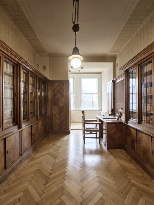 Laichterův dům na pražských Vinohradech patří k nejvýznamnějším stavbám Jana Kotěry. Studio Other Projects v něm zrekonstruovalo čtyři byty tak, aby nepůsobily jako muzeum první republiky, ale jako současné interiéry s respektem k historii. Původní omítky, obnovené šablonové výmalby, autorský nábytek i výrazné barevné akcenty vytvářejí novou vrstvu domu, jehož příjmy z pronájmů dnes pomáhají financovat obnovu historických prostor.