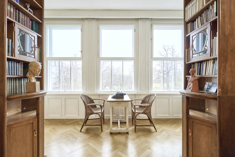 Laichterův dům na pražských Vinohradech patří k nejvýznamnějším stavbám Jana Kotěry. Studio Other Projects v něm zrekonstruovalo čtyři byty tak, aby nepůsobily jako muzeum první republiky, ale jako současné interiéry s respektem k historii. Původní omítky, obnovené šablonové výmalby, autorský nábytek i výrazné barevné akcenty vytvářejí novou vrstvu domu, jehož příjmy z pronájmů dnes pomáhají financovat obnovu historických prostor.