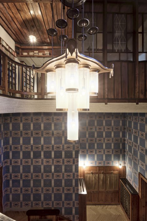 Laichterův dům na pražských Vinohradech patří k nejvýznamnějším stavbám Jana Kotěry. Studio Other Projects v něm zrekonstruovalo čtyři byty tak, aby nepůsobily jako muzeum první republiky, ale jako současné interiéry s respektem k historii. Původní omítky, obnovené šablonové výmalby, autorský nábytek i výrazné barevné akcenty vytvářejí novou vrstvu domu, jehož příjmy z pronájmů dnes pomáhají financovat obnovu historických prostor.