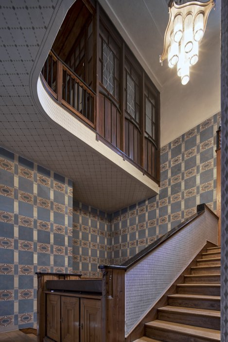 Laichterův dům na pražských Vinohradech patří k nejvýznamnějším stavbám Jana Kotěry. Studio Other Projects v něm zrekonstruovalo čtyři byty tak, aby nepůsobily jako muzeum první republiky, ale jako současné interiéry s respektem k historii. Původní omítky, obnovené šablonové výmalby, autorský nábytek i výrazné barevné akcenty vytvářejí novou vrstvu domu, jehož příjmy z pronájmů dnes pomáhají financovat obnovu historických prostor.