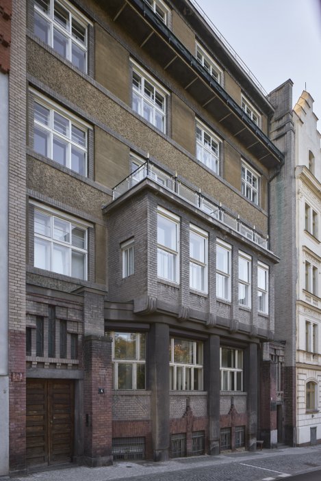 Laichterův dům na pražských Vinohradech patří k nejvýznamnějším stavbám Jana Kotěry. Studio Other Projects v něm zrekonstruovalo čtyři byty tak, aby nepůsobily jako muzeum první republiky, ale jako současné interiéry s respektem k historii. Původní omítky, obnovené šablonové výmalby, autorský nábytek i výrazné barevné akcenty vytvářejí novou vrstvu domu, jehož příjmy z pronájmů dnes pomáhají financovat obnovu historických prostor.