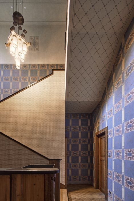 Laichterův dům na pražských Vinohradech patří k nejvýznamnějším stavbám Jana Kotěry. Studio Other Projects v něm zrekonstruovalo čtyři byty tak, aby nepůsobily jako muzeum první republiky, ale jako současné interiéry s respektem k historii. Původní omítky, obnovené šablonové výmalby, autorský nábytek i výrazné barevné akcenty vytvářejí novou vrstvu domu, jehož příjmy z pronájmů dnes pomáhají financovat obnovu historických prostor.