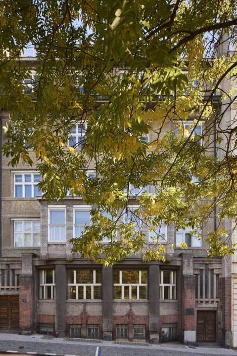 Laichterův dům na pražských Vinohradech patří k nejvýznamnějším stavbám Jana Kotěry. Studio Other Projects v něm zrekonstruovalo čtyři byty tak, aby nepůsobily jako muzeum první republiky, ale jako současné interiéry s respektem k historii. Původní omítky, obnovené šablonové výmalby, autorský nábytek i výrazné barevné akcenty vytvářejí novou vrstvu domu, jehož příjmy z pronájmů dnes pomáhají financovat obnovu historických prostor.