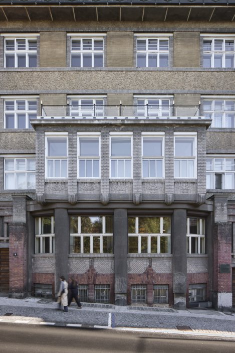 Laichterův dům na pražských Vinohradech patří k nejvýznamnějším stavbám Jana Kotěry. Studio Other Projects v něm zrekonstruovalo čtyři byty tak, aby nepůsobily jako muzeum první republiky, ale jako současné interiéry s respektem k historii. Původní omítky, obnovené šablonové výmalby, autorský nábytek i výrazné barevné akcenty vytvářejí novou vrstvu domu, jehož příjmy z pronájmů dnes pomáhají financovat obnovu historických prostor.