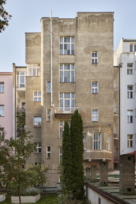 Laichterův dům na pražských Vinohradech patří k nejvýznamnějším stavbám Jana Kotěry. Studio Other Projects v něm zrekonstruovalo čtyři byty tak, aby nepůsobily jako muzeum první republiky, ale jako současné interiéry s respektem k historii. Původní omítky, obnovené šablonové výmalby, autorský nábytek i výrazné barevné akcenty vytvářejí novou vrstvu domu, jehož příjmy z pronájmů dnes pomáhají financovat obnovu historických prostor.