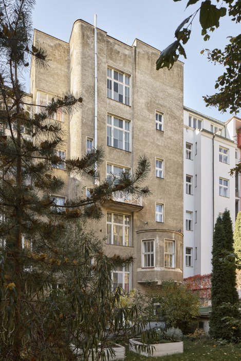 Laichterův dům na pražských Vinohradech patří k nejvýznamnějším stavbám Jana Kotěry. Studio Other Projects v něm zrekonstruovalo čtyři byty tak, aby nepůsobily jako muzeum první republiky, ale jako současné interiéry s respektem k historii. Původní omítky, obnovené šablonové výmalby, autorský nábytek i výrazné barevné akcenty vytvářejí novou vrstvu domu, jehož příjmy z pronájmů dnes pomáhají financovat obnovu historických prostor.