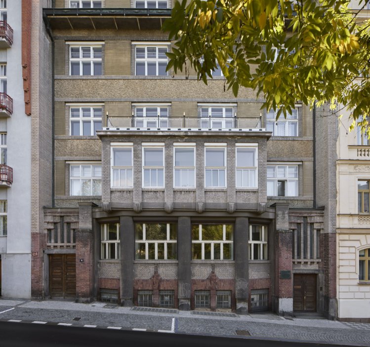 Laichterův dům na pražských Vinohradech patří k nejvýznamnějším stavbám Jana Kotěry. Studio Other Projects v něm zrekonstruovalo čtyři byty tak, aby nepůsobily jako muzeum první republiky, ale jako současné interiéry s respektem k historii. Původní omítky, obnovené šablonové výmalby, autorský nábytek i výrazné barevné akcenty vytvářejí novou vrstvu domu, jehož příjmy z pronájmů dnes pomáhají financovat obnovu historických prostor.