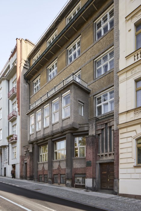 Laichterův dům na pražských Vinohradech patří k nejvýznamnějším stavbám Jana Kotěry. Studio Other Projects v něm zrekonstruovalo čtyři byty tak, aby nepůsobily jako muzeum první republiky, ale jako současné interiéry s respektem k historii. Původní omítky, obnovené šablonové výmalby, autorský nábytek i výrazné barevné akcenty vytvářejí novou vrstvu domu, jehož příjmy z pronájmů dnes pomáhají financovat obnovu historických prostor.