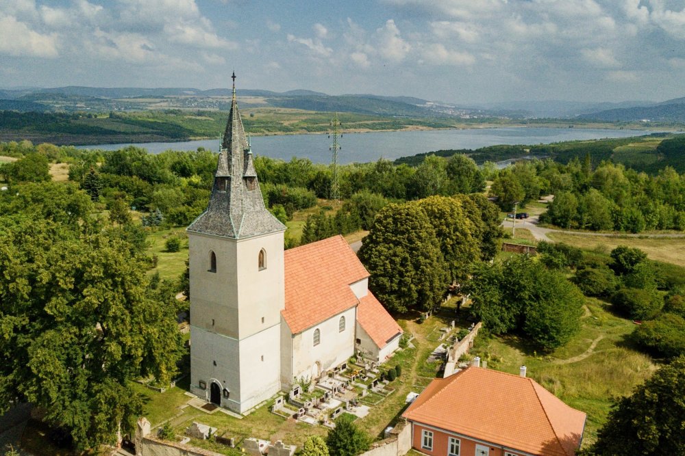 V Roudníkách u Chabařovic je na prodej gotický kostel svatého Václava s hřbitovem a téměř třítisícovým pozemkem. Cena 4,49 milionu korun z něj dělá realitní raritu, nový majitel ale získá nejen historickou stavbu, ale i kulturní památku s výrazným příběhem. Prohlédněte si místo, které může dál sloužit kultuře, komunitě, podnikání nebo odvážnému konceptu bydlení.