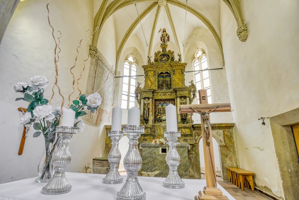 V Roudníkách u Chabařovic je na prodej gotický kostel svatého Václava s hřbitovem a téměř třítisícovým pozemkem. Cena 4,49 milionu korun z něj dělá realitní raritu, nový majitel ale získá nejen historickou stavbu, ale i kulturní památku s výrazným příběhem. Prohlédněte si místo, které může dál sloužit kultuře, komunitě, podnikání nebo odvážnému konceptu bydlení.
