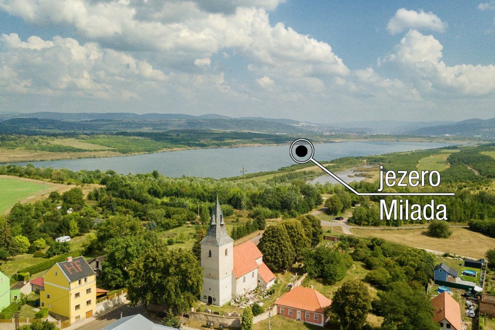 V Roudníkách u Chabařovic je na prodej gotický kostel svatého Václava s hřbitovem a téměř třítisícovým pozemkem. Cena 4,49 milionu korun z něj dělá realitní raritu, nový majitel ale získá nejen historickou stavbu, ale i kulturní památku s výrazným příběhem. Prohlédněte si místo, které může dál sloužit kultuře, komunitě, podnikání nebo odvážnému konceptu bydlení.