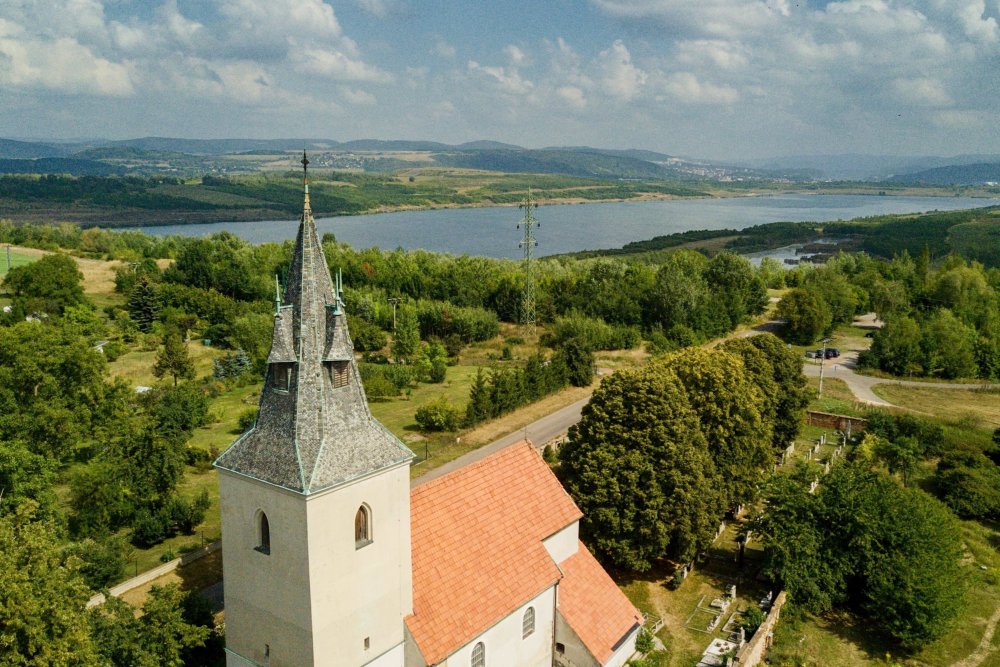 V Roudníkách u Chabařovic je na prodej gotický kostel svatého Václava s hřbitovem a téměř třítisícovým pozemkem. Cena 4,49 milionu korun z něj dělá realitní raritu, nový majitel ale získá nejen historickou stavbu, ale i kulturní památku s výrazným příběhem. Prohlédněte si místo, které může dál sloužit kultuře, komunitě, podnikání nebo odvážnému konceptu bydlení.
