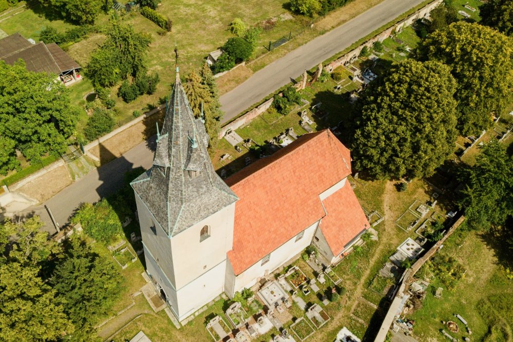 V Roudníkách u Chabařovic je na prodej gotický kostel svatého Václava s hřbitovem a téměř třítisícovým pozemkem. Cena 4,49 milionu korun z něj dělá realitní raritu, nový majitel ale získá nejen historickou stavbu, ale i kulturní památku s výrazným příběhem. Prohlédněte si místo, které může dál sloužit kultuře, komunitě, podnikání nebo odvážnému konceptu bydlení.