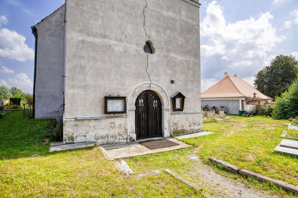 V Roudníkách u Chabařovic je na prodej gotický kostel svatého Václava s hřbitovem a téměř třítisícovým pozemkem. Cena 4,49 milionu korun z něj dělá realitní raritu, nový majitel ale získá nejen historickou stavbu, ale i kulturní památku s výrazným příběhem. Prohlédněte si místo, které může dál sloužit kultuře, komunitě, podnikání nebo odvážnému konceptu bydlení.