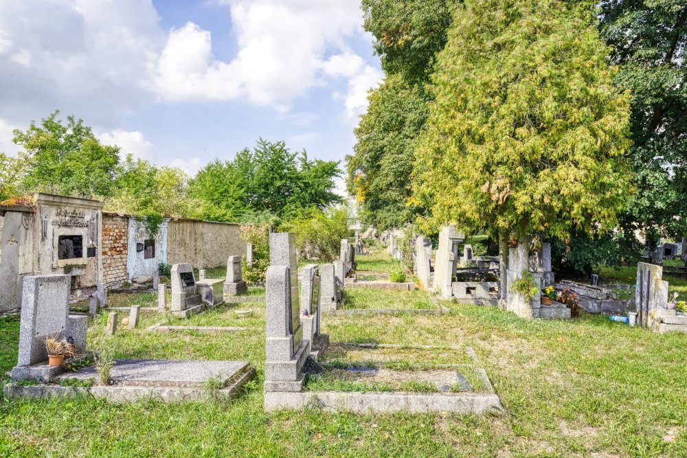 V Roudníkách u Chabařovic je na prodej gotický kostel svatého Václava s hřbitovem a téměř třítisícovým pozemkem. Cena 4,49 milionu korun z něj dělá realitní raritu, nový majitel ale získá nejen historickou stavbu, ale i kulturní památku s výrazným příběhem. Prohlédněte si místo, které může dál sloužit kultuře, komunitě, podnikání nebo odvážnému konceptu bydlení.