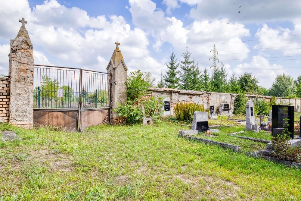 V Roudníkách u Chabařovic je na prodej gotický kostel svatého Václava s hřbitovem a téměř třítisícovým pozemkem. Cena 4,49 milionu korun z něj dělá realitní raritu, nový majitel ale získá nejen historickou stavbu, ale i kulturní památku s výrazným příběhem. Prohlédněte si místo, které může dál sloužit kultuře, komunitě, podnikání nebo odvážnému konceptu bydlení.