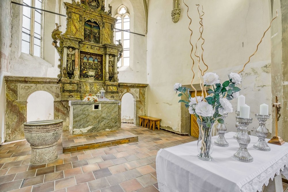 V Roudníkách u Chabařovic je na prodej gotický kostel svatého Václava s hřbitovem a téměř třítisícovým pozemkem. Cena 4,49 milionu korun z něj dělá realitní raritu, nový majitel ale získá nejen historickou stavbu, ale i kulturní památku s výrazným příběhem. Prohlédněte si místo, které může dál sloužit kultuře, komunitě, podnikání nebo odvážnému konceptu bydlení.
