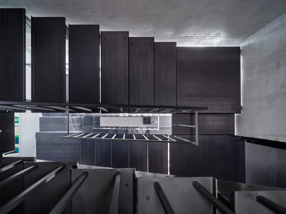 Bílý kvádr v pražské proluce ukazuje, že kvalitní architektura nevzniká velikostí, ale přesností návrhu. Rodinný dům Minimální maximum od ateliéru Stempel Tesař architekti pracuje s extrémně omezeným pozemkem, posunutými podlažími, absencí chodby a výrazným kontrastem bílé hliníkové fasády, pohledového betonu a ořechového dřeva. Stavba nominovaná na Českou cenu za architekturu je ukázkou toho, jak lze z minima prostoru vytvořit plnohodnotný, promyšlený a výtvarně silný domov.