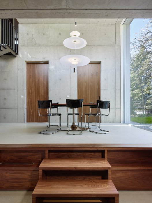 Bílý kvádr v pražské proluce ukazuje, že kvalitní architektura nevzniká velikostí, ale přesností návrhu. Rodinný dům Minimální maximum od ateliéru Stempel Tesař architekti pracuje s extrémně omezeným pozemkem, posunutými podlažími, absencí chodby a výrazným kontrastem bílé hliníkové fasády, pohledového betonu a ořechového dřeva. Stavba nominovaná na Českou cenu za architekturu je ukázkou toho, jak lze z minima prostoru vytvořit plnohodnotný, promyšlený a výtvarně silný domov.