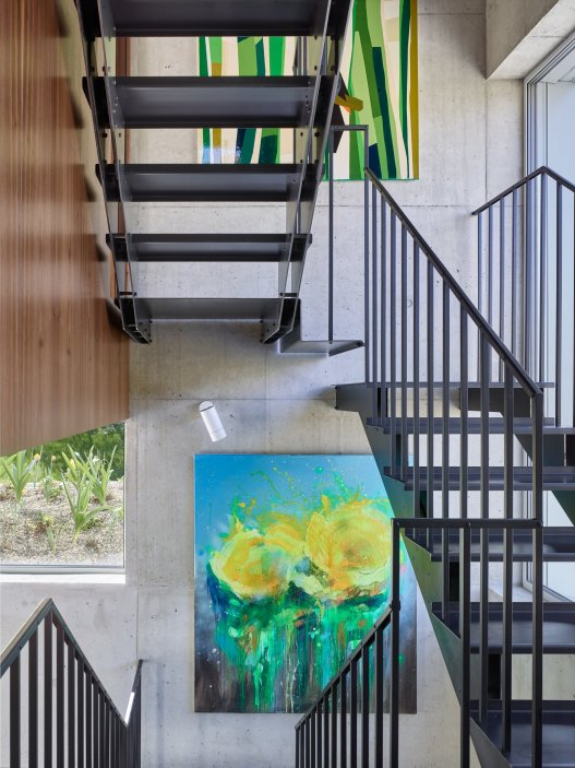 Bílý kvádr v pražské proluce ukazuje, že kvalitní architektura nevzniká velikostí, ale přesností návrhu. Rodinný dům Minimální maximum od ateliéru Stempel Tesař architekti pracuje s extrémně omezeným pozemkem, posunutými podlažími, absencí chodby a výrazným kontrastem bílé hliníkové fasády, pohledového betonu a ořechového dřeva. Stavba nominovaná na Českou cenu za architekturu je ukázkou toho, jak lze z minima prostoru vytvořit plnohodnotný, promyšlený a výtvarně silný domov.