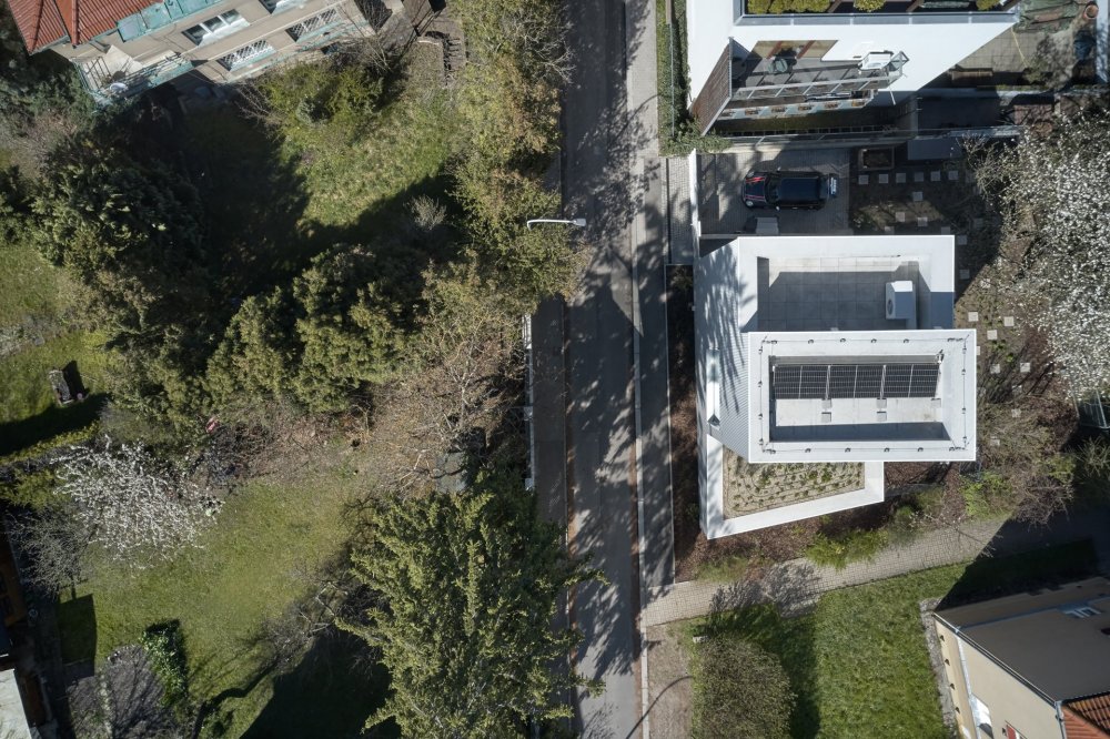 Bílý kvádr v pražské proluce ukazuje, že kvalitní architektura nevzniká velikostí, ale přesností návrhu. Rodinný dům Minimální maximum od ateliéru Stempel Tesař architekti pracuje s extrémně omezeným pozemkem, posunutými podlažími, absencí chodby a výrazným kontrastem bílé hliníkové fasády, pohledového betonu a ořechového dřeva. Stavba nominovaná na Českou cenu za architekturu je ukázkou toho, jak lze z minima prostoru vytvořit plnohodnotný, promyšlený a výtvarně silný domov.