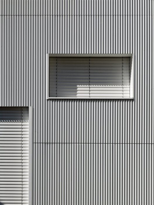 Bílý kvádr v pražské proluce ukazuje, že kvalitní architektura nevzniká velikostí, ale přesností návrhu. Rodinný dům Minimální maximum od ateliéru Stempel Tesař architekti pracuje s extrémně omezeným pozemkem, posunutými podlažími, absencí chodby a výrazným kontrastem bílé hliníkové fasády, pohledového betonu a ořechového dřeva. Stavba nominovaná na Českou cenu za architekturu je ukázkou toho, jak lze z minima prostoru vytvořit plnohodnotný, promyšlený a výtvarně silný domov.