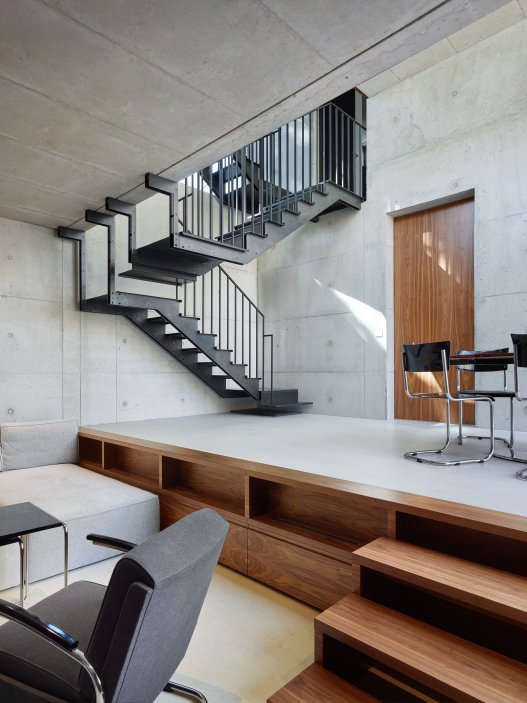 Bílý kvádr v pražské proluce ukazuje, že kvalitní architektura nevzniká velikostí, ale přesností návrhu. Rodinný dům Minimální maximum od ateliéru Stempel Tesař architekti pracuje s extrémně omezeným pozemkem, posunutými podlažími, absencí chodby a výrazným kontrastem bílé hliníkové fasády, pohledového betonu a ořechového dřeva. Stavba nominovaná na Českou cenu za architekturu je ukázkou toho, jak lze z minima prostoru vytvořit plnohodnotný, promyšlený a výtvarně silný domov.