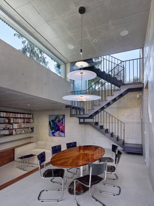 Bílý kvádr v pražské proluce ukazuje, že kvalitní architektura nevzniká velikostí, ale přesností návrhu. Rodinný dům Minimální maximum od ateliéru Stempel Tesař architekti pracuje s extrémně omezeným pozemkem, posunutými podlažími, absencí chodby a výrazným kontrastem bílé hliníkové fasády, pohledového betonu a ořechového dřeva. Stavba nominovaná na Českou cenu za architekturu je ukázkou toho, jak lze z minima prostoru vytvořit plnohodnotný, promyšlený a výtvarně silný domov.