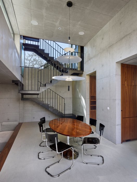 Bílý kvádr v pražské proluce ukazuje, že kvalitní architektura nevzniká velikostí, ale přesností návrhu. Rodinný dům Minimální maximum od ateliéru Stempel Tesař architekti pracuje s extrémně omezeným pozemkem, posunutými podlažími, absencí chodby a výrazným kontrastem bílé hliníkové fasády, pohledového betonu a ořechového dřeva. Stavba nominovaná na Českou cenu za architekturu je ukázkou toho, jak lze z minima prostoru vytvořit plnohodnotný, promyšlený a výtvarně silný domov.