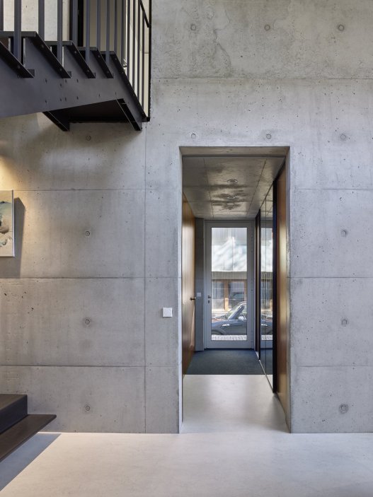 Bílý kvádr v pražské proluce ukazuje, že kvalitní architektura nevzniká velikostí, ale přesností návrhu. Rodinný dům Minimální maximum od ateliéru Stempel Tesař architekti pracuje s extrémně omezeným pozemkem, posunutými podlažími, absencí chodby a výrazným kontrastem bílé hliníkové fasády, pohledového betonu a ořechového dřeva. Stavba nominovaná na Českou cenu za architekturu je ukázkou toho, jak lze z minima prostoru vytvořit plnohodnotný, promyšlený a výtvarně silný domov.