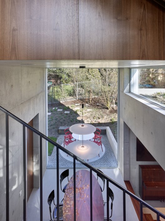 Bílý kvádr v pražské proluce ukazuje, že kvalitní architektura nevzniká velikostí, ale přesností návrhu. Rodinný dům Minimální maximum od ateliéru Stempel Tesař architekti pracuje s extrémně omezeným pozemkem, posunutými podlažími, absencí chodby a výrazným kontrastem bílé hliníkové fasády, pohledového betonu a ořechového dřeva. Stavba nominovaná na Českou cenu za architekturu je ukázkou toho, jak lze z minima prostoru vytvořit plnohodnotný, promyšlený a výtvarně silný domov.