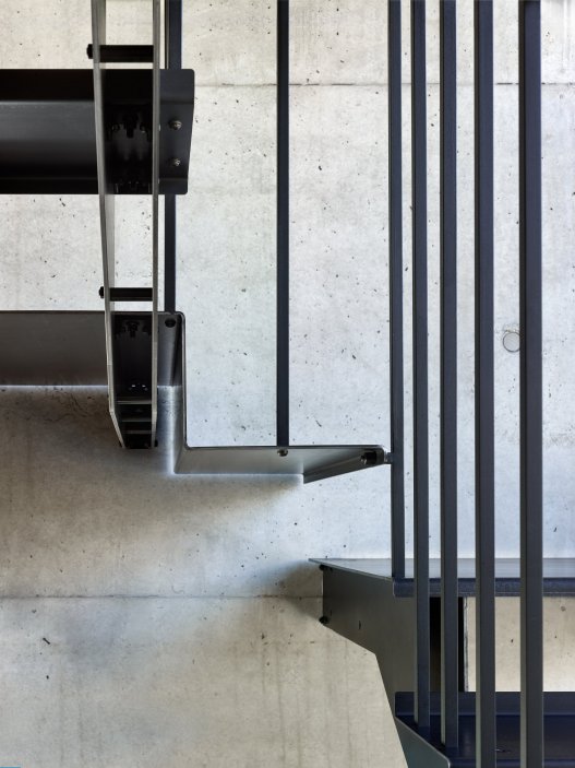 Bílý kvádr v pražské proluce ukazuje, že kvalitní architektura nevzniká velikostí, ale přesností návrhu. Rodinný dům Minimální maximum od ateliéru Stempel Tesař architekti pracuje s extrémně omezeným pozemkem, posunutými podlažími, absencí chodby a výrazným kontrastem bílé hliníkové fasády, pohledového betonu a ořechového dřeva. Stavba nominovaná na Českou cenu za architekturu je ukázkou toho, jak lze z minima prostoru vytvořit plnohodnotný, promyšlený a výtvarně silný domov.