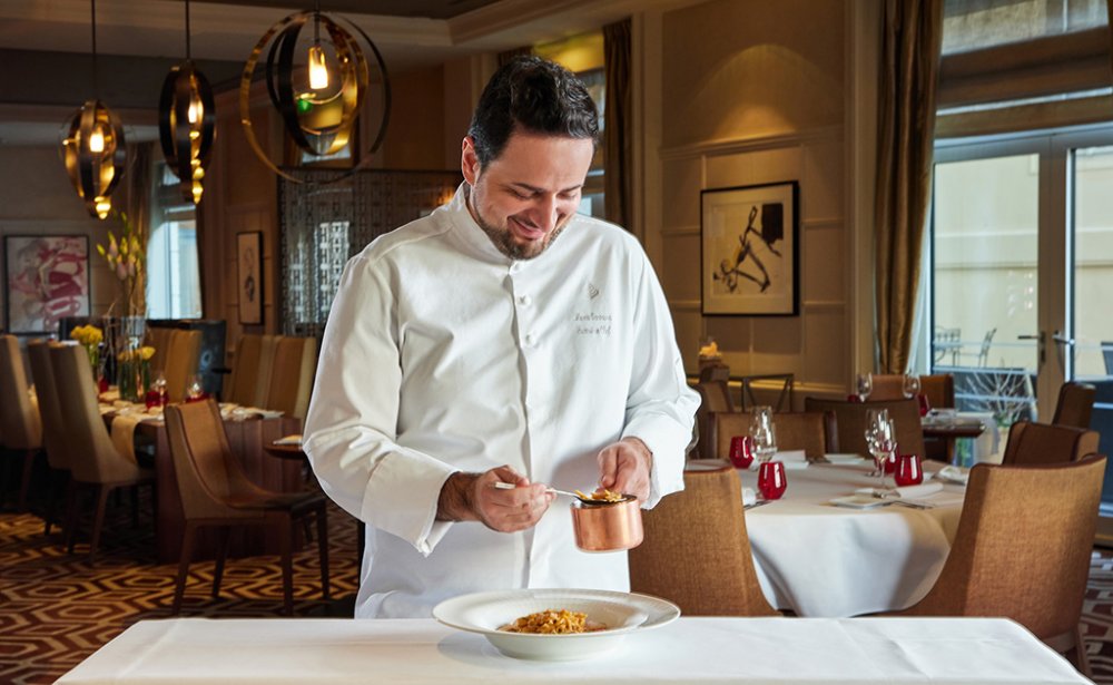 Restaurace hotelu Four Seasons v Praze nově vede italský šéfkuchař Marco Veneruso.