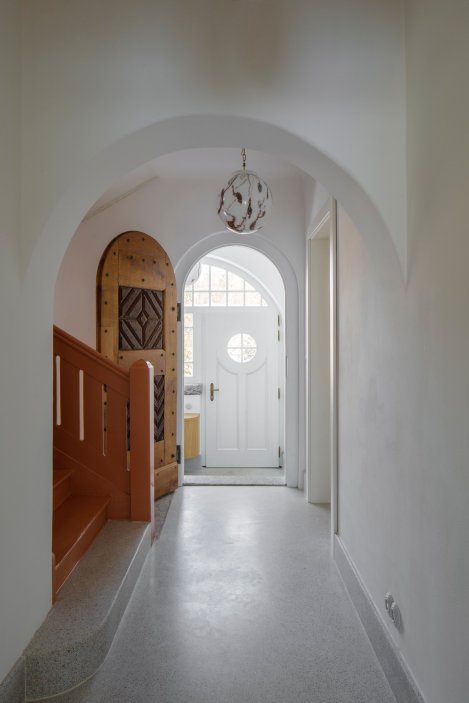 Malá vilka z roku 1914 v libereckém Liebigově městečku prošla citlivou rekonstrukcí podle návrhu studia atakarchitekti. Nevhodná garáž z devadesátých let zmizela, dům získal zpět původní proporce a doplnila ho nenápadná současná přístavba. Realizace je nominována na Českou cenu za architekturu.