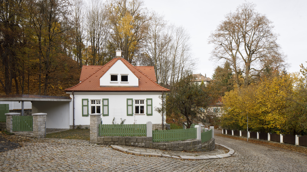 Malá vilka z roku 1914 v libereckém Liebigově městečku prošla citlivou rekonstrukcí podle návrhu studia atakarchitekti. Nevhodná garáž z devadesátých let zmizela, dům získal zpět původní proporce a doplnila ho nenápadná současná přístavba. Realizace je nominována na Českou cenu za architekturu.