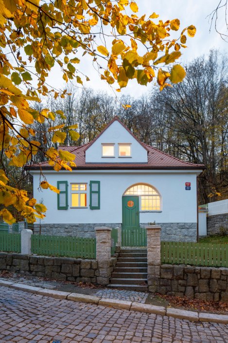 Malá vilka z roku 1914 v libereckém Liebigově městečku prošla citlivou rekonstrukcí podle návrhu studia atakarchitekti. Nevhodná garáž z devadesátých let zmizela, dům získal zpět původní proporce a doplnila ho nenápadná současná přístavba. Realizace je nominována na Českou cenu za architekturu.