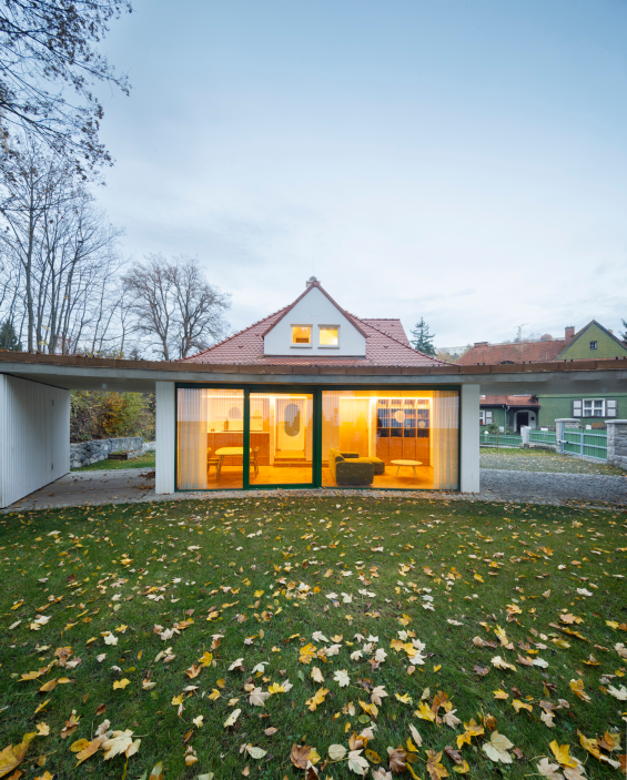 Malá vilka z roku 1914 v libereckém Liebigově městečku prošla citlivou rekonstrukcí podle návrhu studia atakarchitekti. Nevhodná garáž z devadesátých let zmizela, dům získal zpět původní proporce a doplnila ho nenápadná současná přístavba. Realizace je nominována na Českou cenu za architekturu.