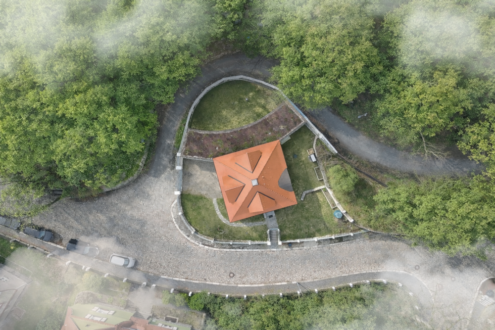 Malá vilka z roku 1914 v libereckém Liebigově městečku prošla citlivou rekonstrukcí podle návrhu studia atakarchitekti. Nevhodná garáž z devadesátých let zmizela, dům získal zpět původní proporce a doplnila ho nenápadná současná přístavba. Realizace je nominována na Českou cenu za architekturu.