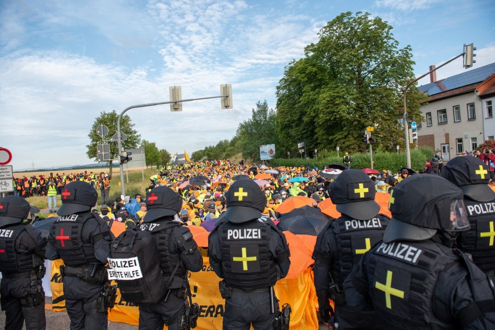 V Erfurtu se koná sjezd strany AfD, protestuje proti němu nejméně 25 tisíc lidí