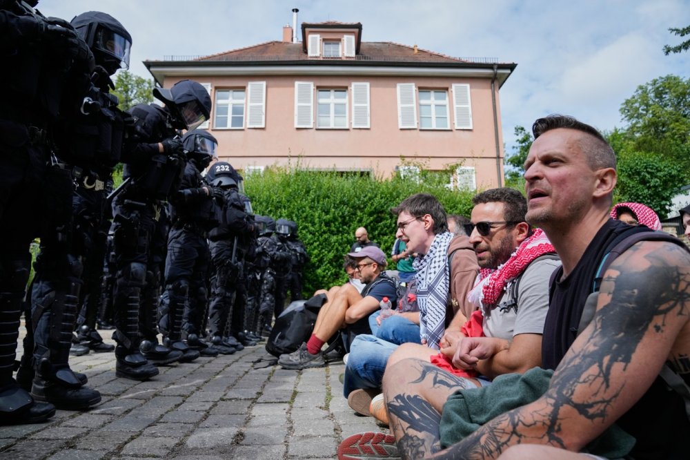V Erfurtu se koná sjezd strany AfD, protestuje proti němu nejméně 25 tisíc lidí