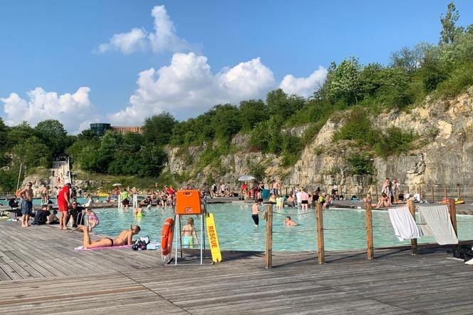 K odpočinku slouží dřevěná mola