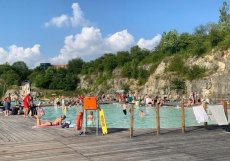 K odpočinku slouží dřevěná mola