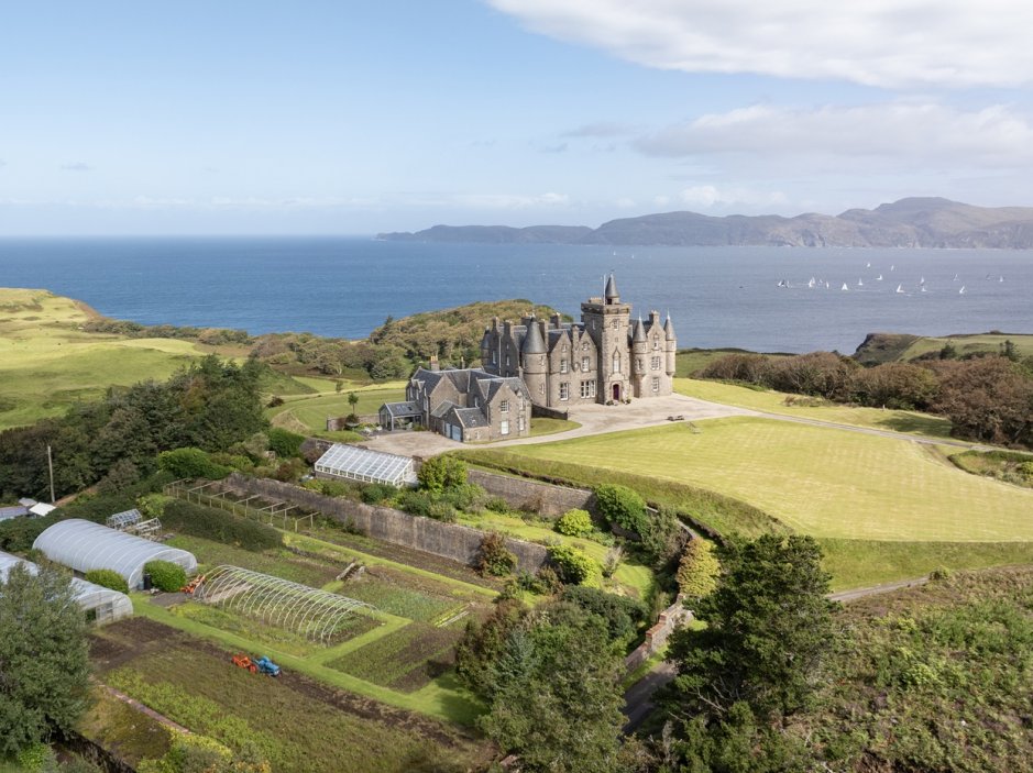 Srdcem panství je Glengorm Castle, reprezentativní sídlo ve stylu skotské baronské architektury postavené v roce 1860 podle návrhu renomovaných edinburských architektů Kinneara a Peddieho.