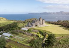 Srdcem panství je Glengorm Castle, reprezentativní sídlo ve stylu skotské baronské architektury postavené v roce 1860 podle návrhu renomovaných edinburských architektů Kinneara a Peddieho.