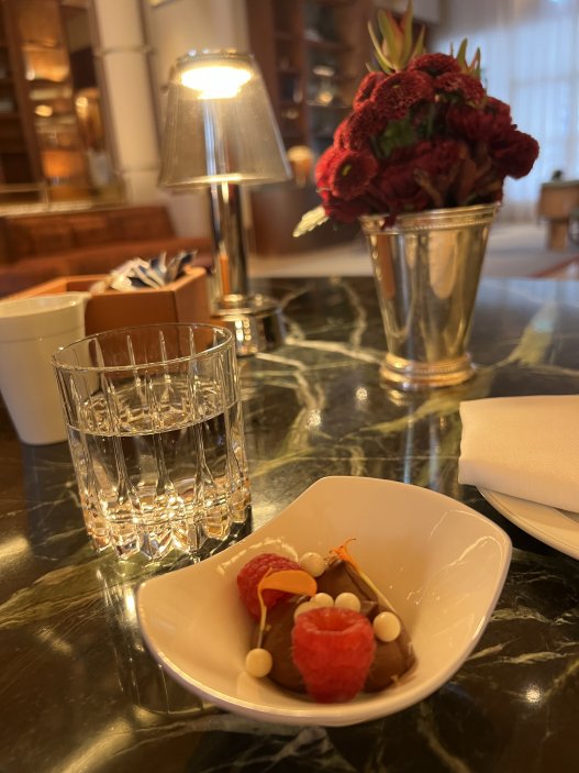 Jak vypadá cestování pro nejbohatší klienty? Privátní lety, plavby na luxusních jachtách, legendární Orient Express, safari se slony u bazénu nebo přistání na ledové dráze v Antarktidě. Prohlédněte si místa a zážitky, za které jsou movití Češi ochotni utrácet miliony.