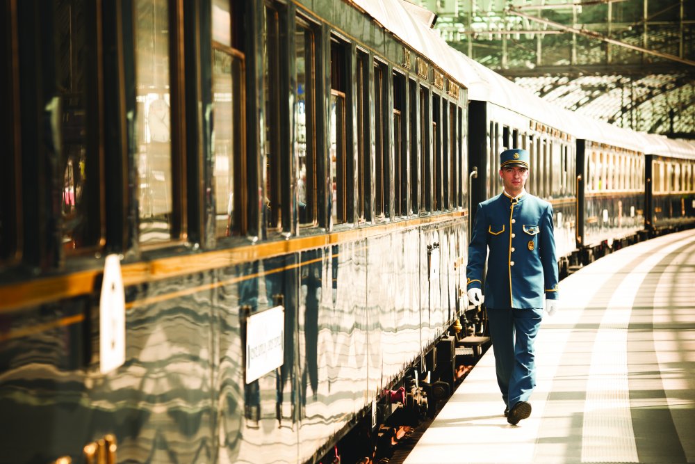 Jak vypadá cestování pro nejbohatší klienty? Privátní lety, plavby na luxusních jachtách, legendární Orient Express, safari se slony u bazénu nebo přistání na ledové dráze v Antarktidě. Prohlédněte si místa a zážitky, za které jsou movití Češi ochotni utrácet miliony.