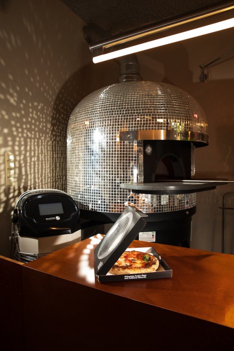Pražská Diskotéka Pizza sází na neapolskou pizzu z kváskového těsta, výrazný interiér a pec připomínající disko kouli. Podnik v Dejvicích se během prvního roku provozu dostal do výběru Excellent Pizzerias průvodce 50 Top Pizza Europa 2026.